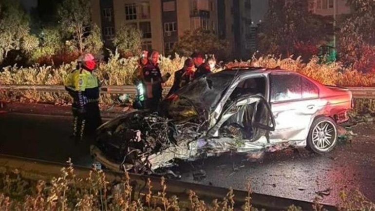 Demir bariyerlere çarpan araç hurdaya döndü, sürücü hayatını kaybetti