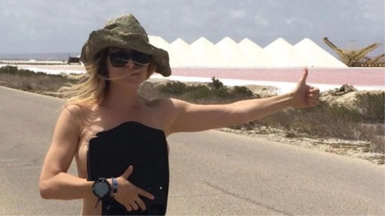 Amerikalı oyuncu Jenny Mollen çırılçıplak otostop çekti