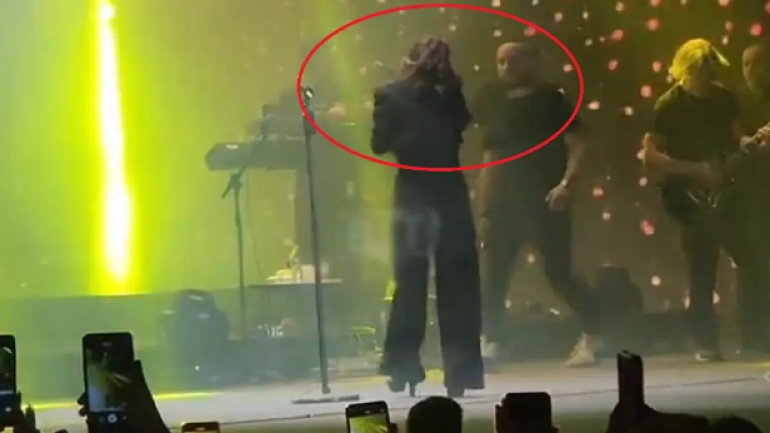 Fatma Turgut’a konserinde çirkin saldırı! Sahnesine fırlatıldı, kafasına isabet etti