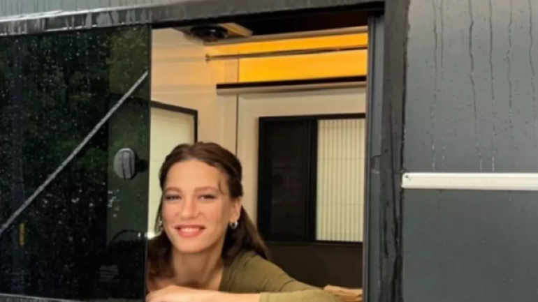 Serenay Sarıkaya’dan karavan pozu