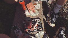 Yabancı uyruklu gençlerden mezarlıkta skandal paylaşım!