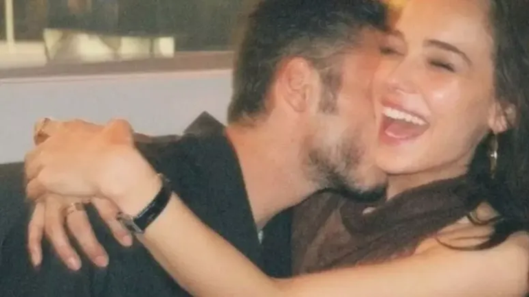 Doğum gününde aşk pozuna beğeni yağdı